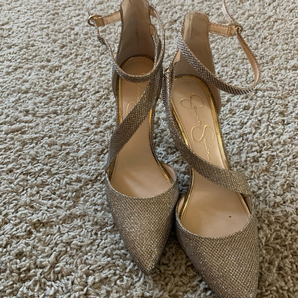 Jessica Simpson, gold sparkly heels